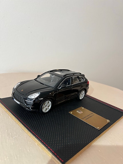 Porsche Cayenne Turbo S pienoismalli musta