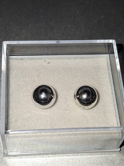 Hopeinen 8 mm pallo korvakoru Uusi