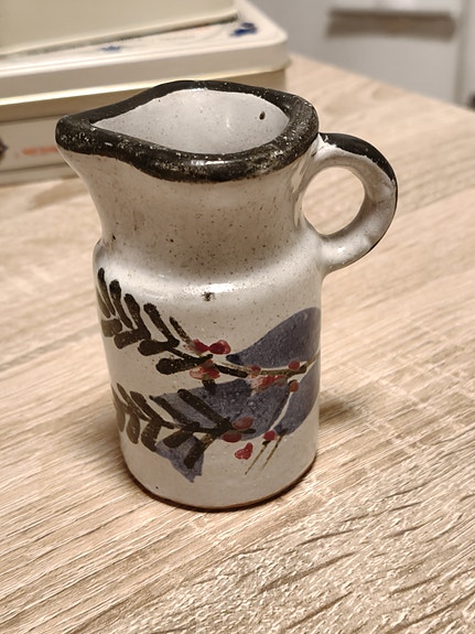 Pienikokoinen keramiikkataidekannu, 1980 luku