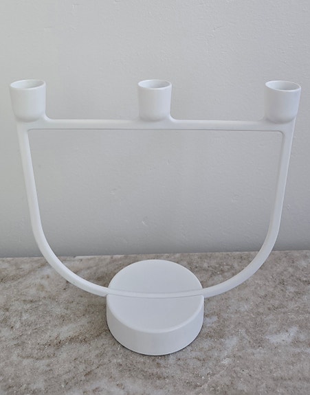 Kynttelikkö Muuto Open Candelabra valkoinen