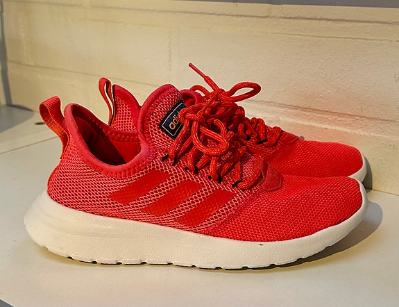 Adidas kirkkaanpunaiset vapaa-ajan lenkkarit slip-in malli koko 40