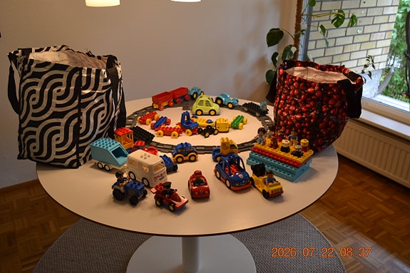 Kaksi kassillista Duplo-Legoja