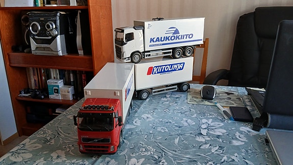 Emek Volvo kiitolinja rekka ja Kaukokiito nuppi.