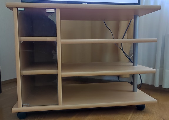 Tv taso pyörillä