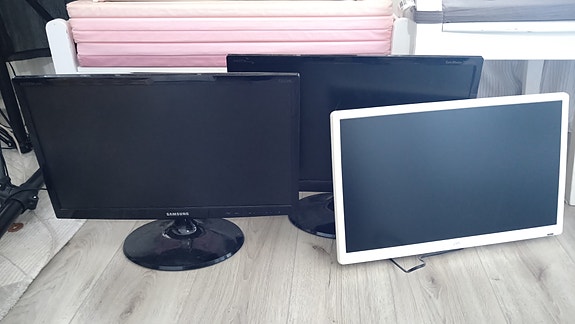 TV / monitori 22" 3 kpl