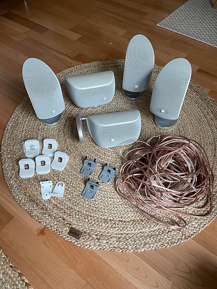 Bowers & Wilkins M-1 valkoiset kaiuttimet