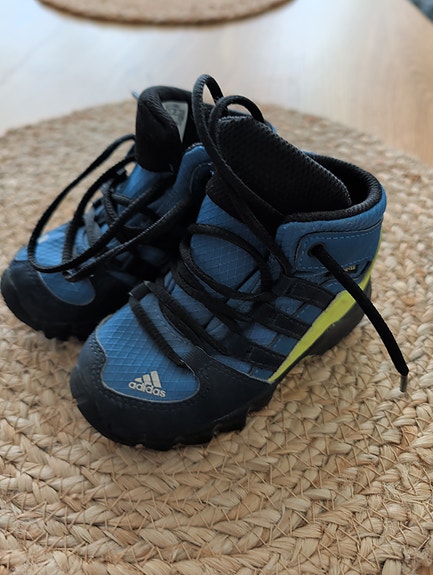 Adidas lasten tennarit koko 21
