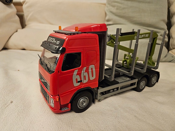Emek Volvo puutavara-auto lelu