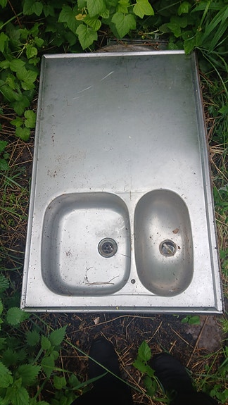 Teräksinen tiskiallas tasolla