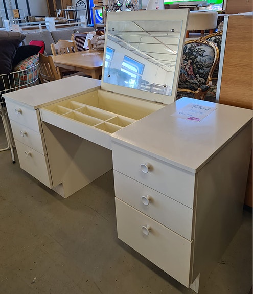 Kirjoituspöytä / kampauspöytä / monitoimipöytä. Käytetty.