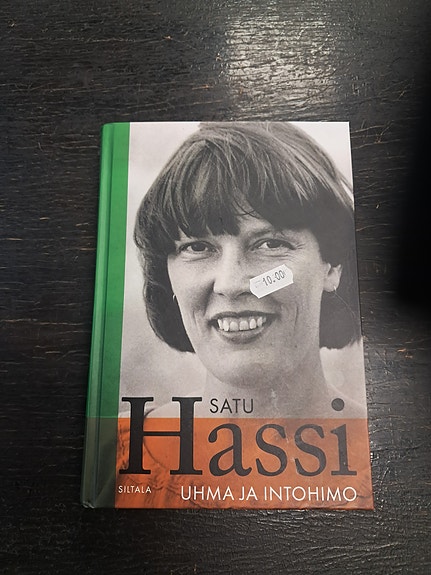 Satu Hassi - Uhma ja intohimo kirja