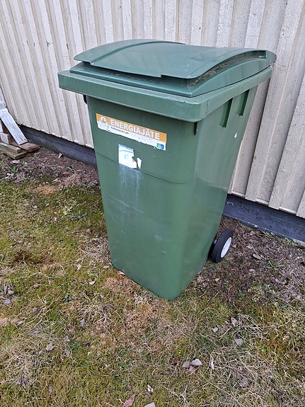 Vihreä jäteastia pyörillä 240L