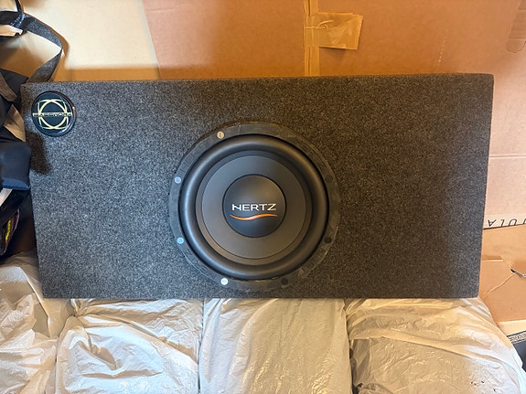 Hertz 10” subwoofer kotelolla
