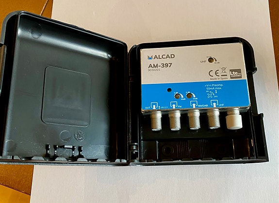 Alcad AM-397 mastovahvistin / tv-antennivahvistin  ja AL-100 virtalähde UUSI