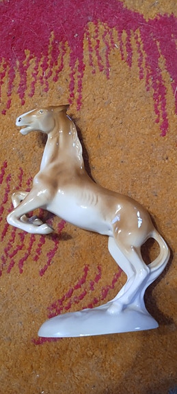 Royal Dux posliini hevosfiguuri