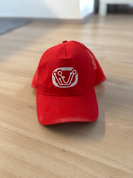 Punainen snapback lippis
