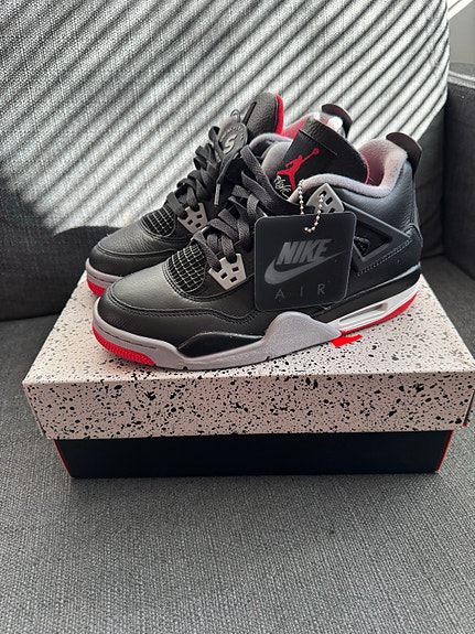 Air Jordan 4 Retro tennarit koko 39 musta/punainen