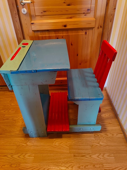 Vintage lasten koulupulpetti – retro school desk & chair