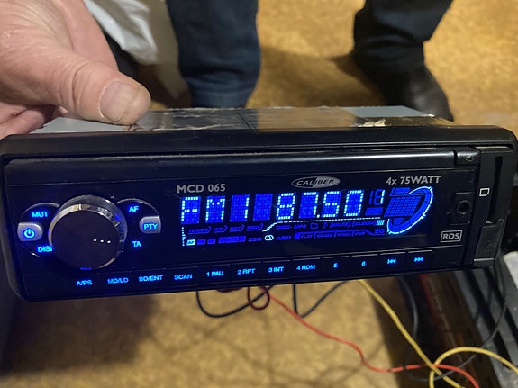 auto soitin Caliber MCD 045 FM-radio sd-kortti ja usb