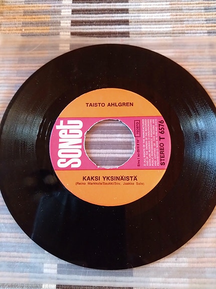 Taisto Ahlgren 7" Kaksi yksinäistä