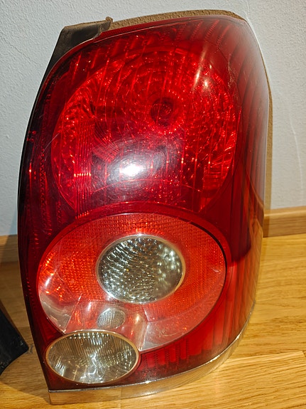 Toyota Avensis T25 farmarin oikea takavalo