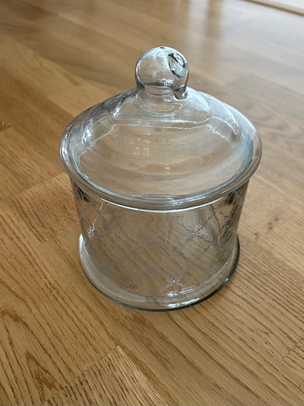 Kannellinen lasipurkki
