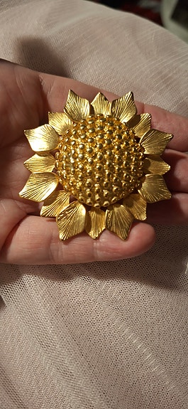 Suuri auringonkukka vintage rintaneula kullanvärinen