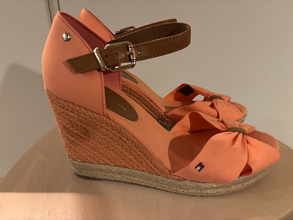 Tommy Hilfiger kiilakorko kengät, 38