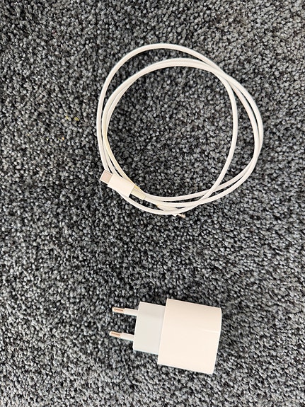 Alkuperäinen Applen iPhone 11 -mallin laturi