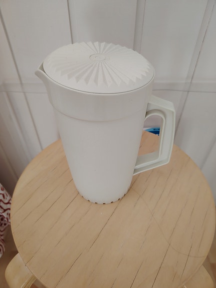 Myynti Tupperware valkoinen kannu kannella