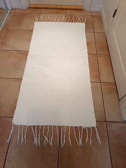 Valkoinen matto hapsuilla 60 x 120 cm