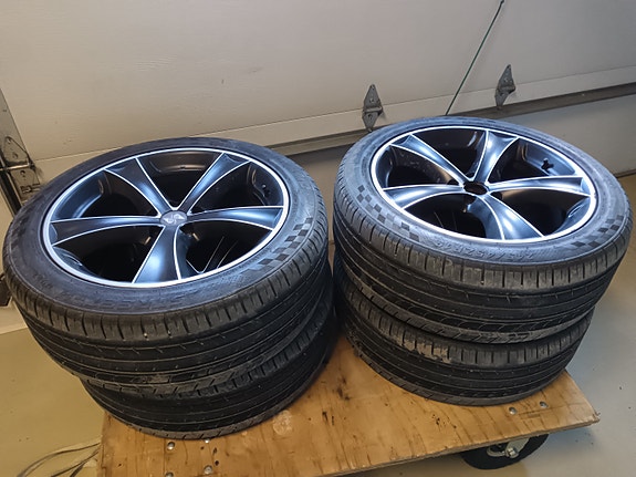 Kesärenkaat vanteilla 245/45 R19