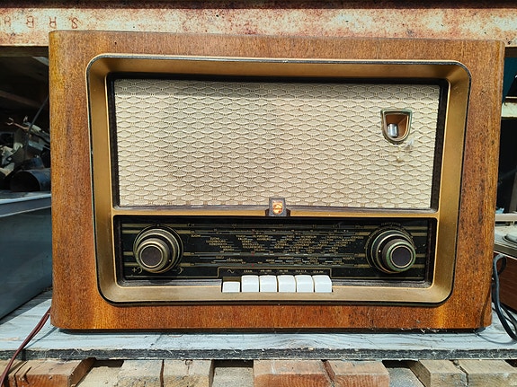Philips vanha pöytäradio puukotelolla