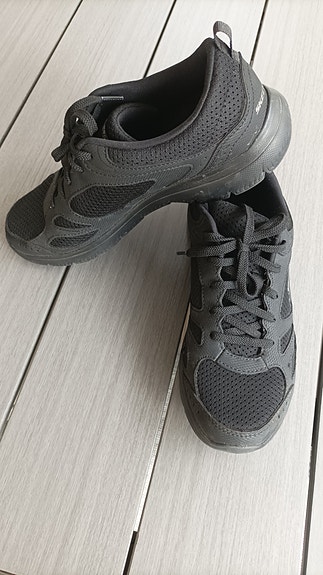 Skechers mustat lenkkarit
