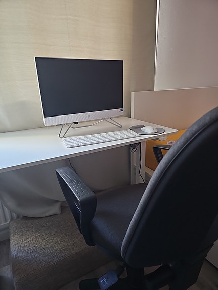 Hp desktop with table and chair.