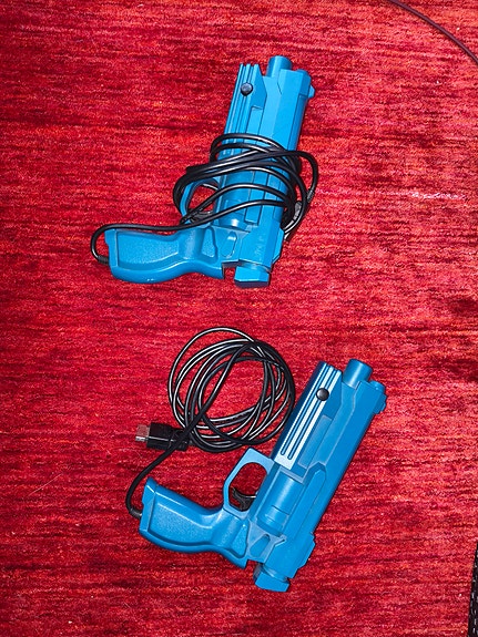 Siniset Sega Saturn Virtua Gun -pistoolit