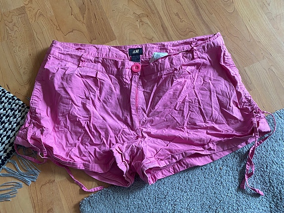 Pinkki shortsit