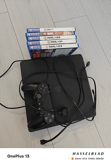 PS 4 konsoli ohjaimella