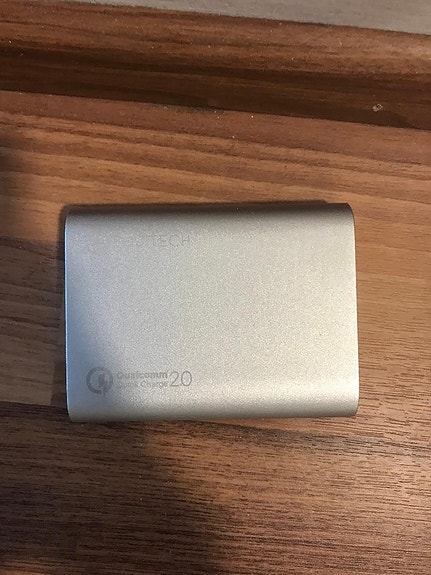 Fuj:tech-merkkinen varavirtalähde (power bank)