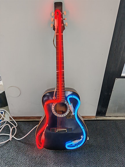Kitara Neon valaistu