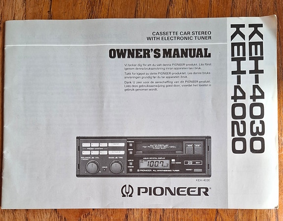 Vanha Pioneer cassette car stereo -käyttöohje (1980-luku)