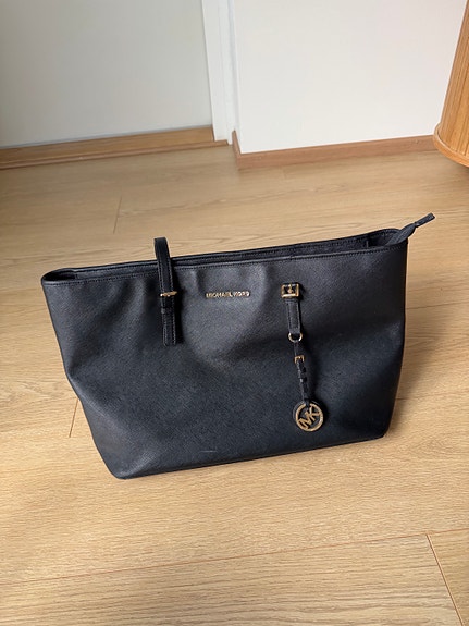 Michael Kors musta olkalaukku