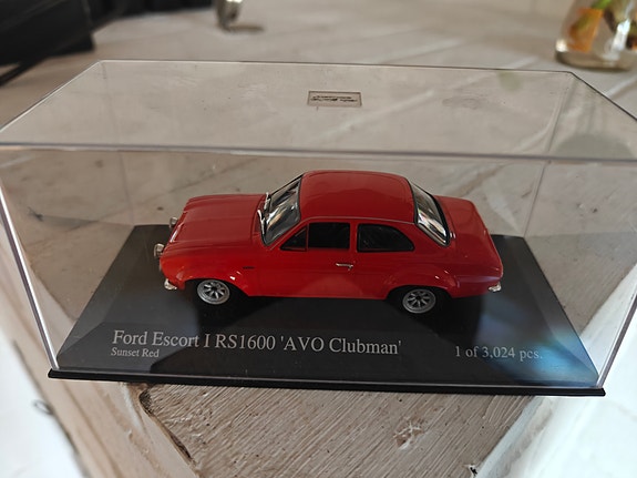 Ford Escort RS1600 AVO Clubman pienoismalli punainen