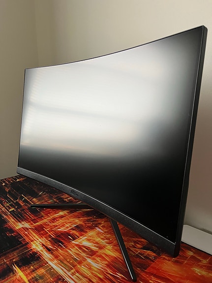 27" kaareva näyttö / pelinäyttö (TÄMÄN VIIKON 200€)