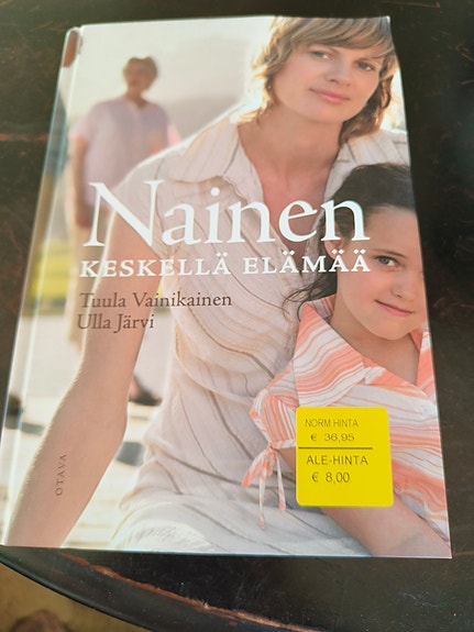 Nainen keskellä elämää -kirja