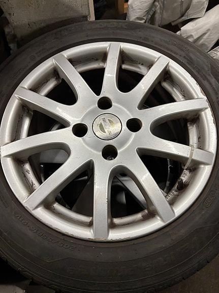 Hyvät Hankook kesärenkaat 205/55 R16 + Nissanin alkuperäiset alumiinivanteet