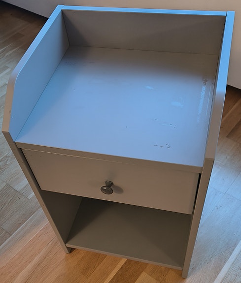IKEA yöpöytä laatikolla