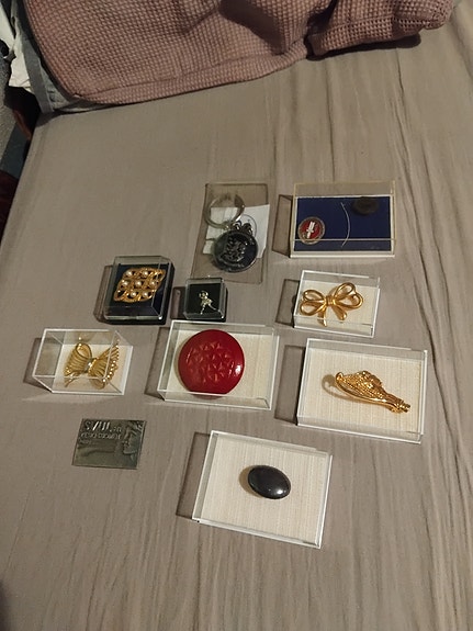 Vintage rintamerkit rintaneula Merkit