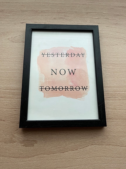 IKEA taulu tekstillä "Yesterday Now Tomorrow" mustissa kehyksissä