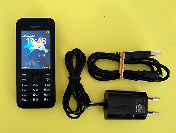 Nokia 220, 2G,  tarvikkeineen, testattu